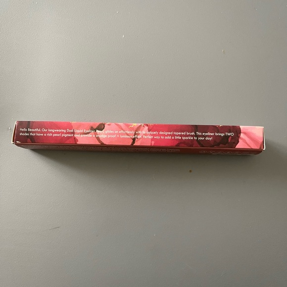 New CHELLA Dual Liquid Eyeliner Pearl in Pearl Black & Pearl Blue - Picture 11 of 12